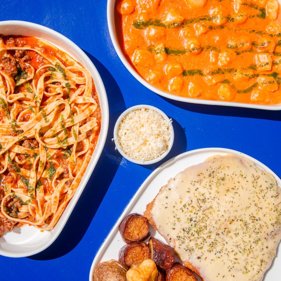 Pastas y milanesa con queso de la carta de Bruttal